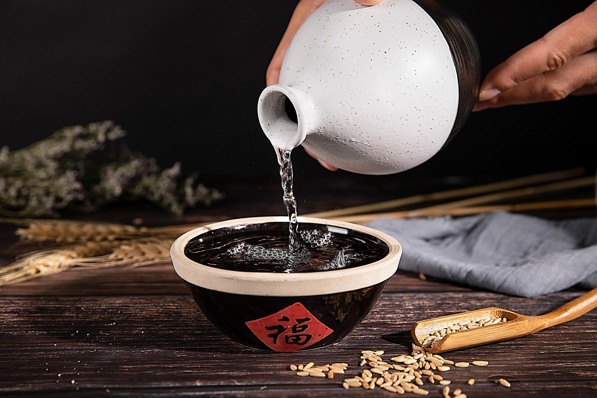 白酒醬香型與濃香型哪種順口_白酒醬香型與濃香型哪個(gè)貴_濃香型與醬香型白酒哪個(gè)好